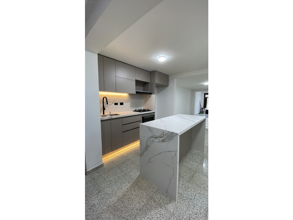 RENTO CASA EN ENVIGADO PRIMER PISO REMODELADA PARA ESTRENAR — foto 4