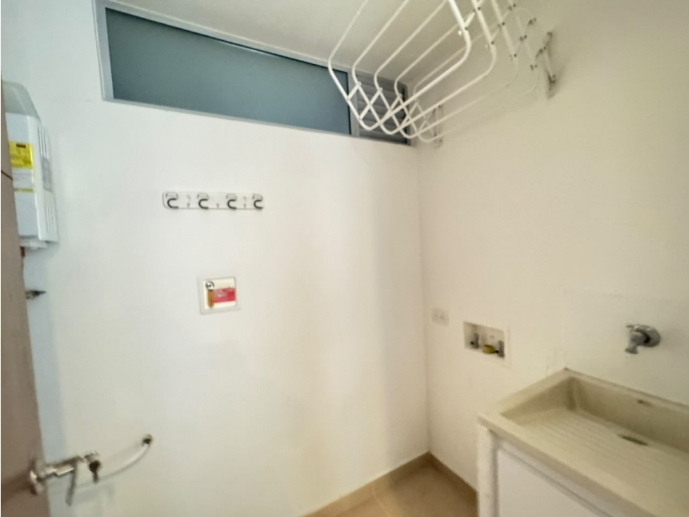 ARRIENDO APARTAMENTO POR EL TESORO — foto 4