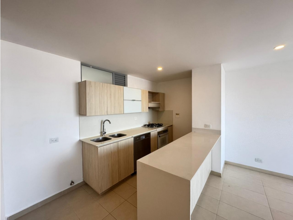 ARRIENDO APARTAMENTO POR EL TESORO