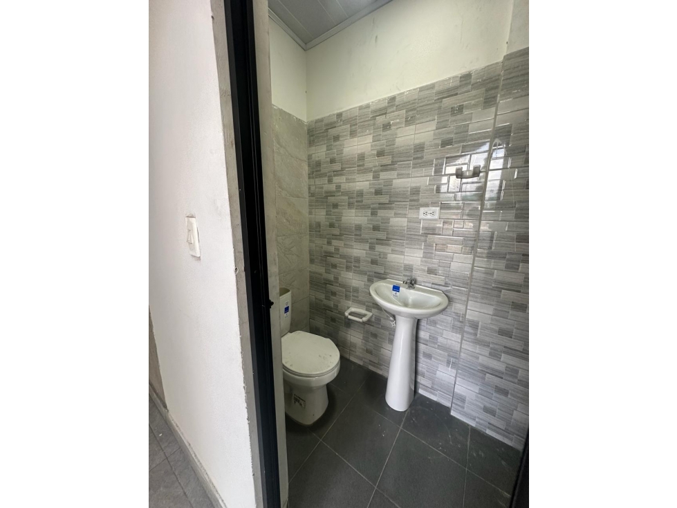 RENTO LOCAL COMERCIAL PRIMER PISO MEDELLIN AV ORIENTAL — foto 2
