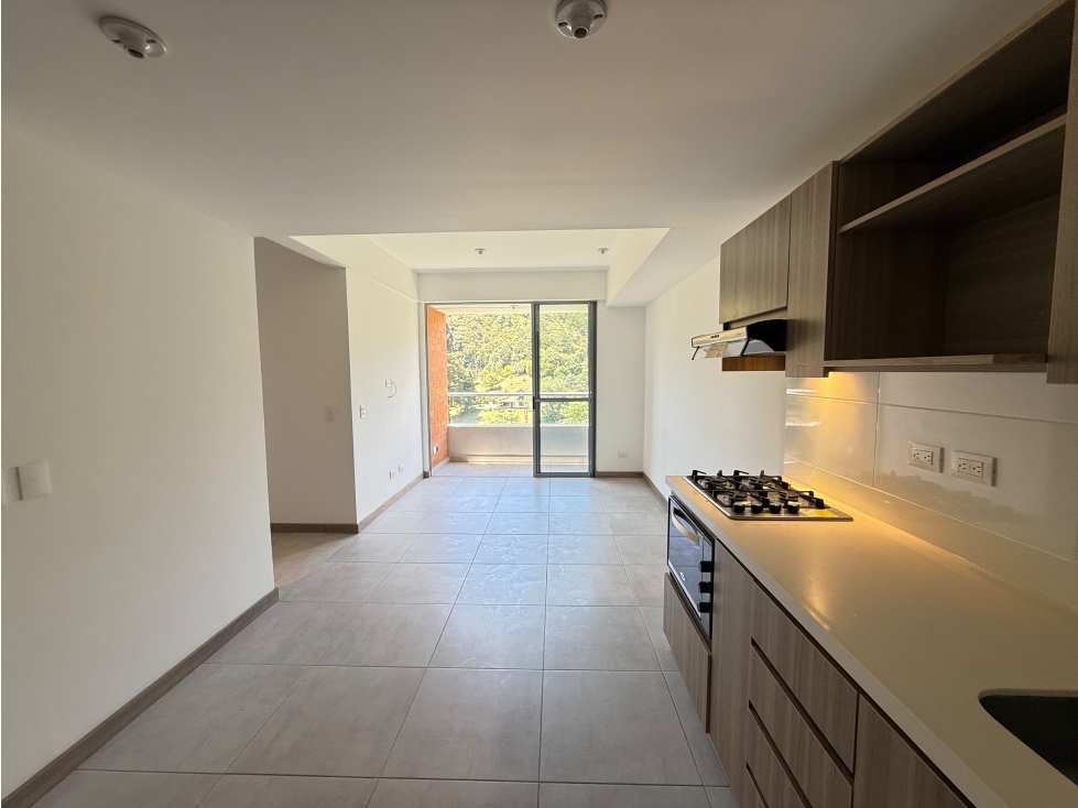 ARRIENDO APARTAMENTO ACABADOS MODERNOS SECTOR TRES ESQUINAS. — foto 2