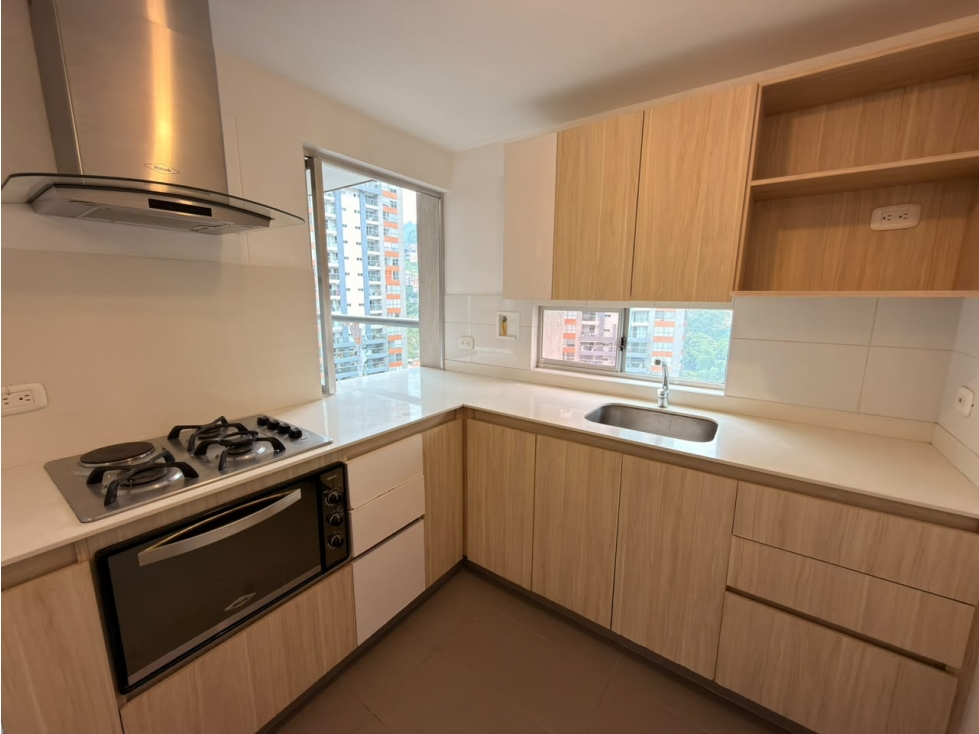 Arriendo Apartamento Loma de Los Bernal — foto 2