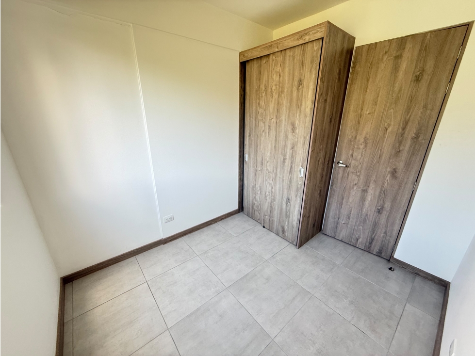 ARRIENDO APARTAMENTO ACABADOS MODERNOS SECTOR TRES ESQUINAS. — foto 5