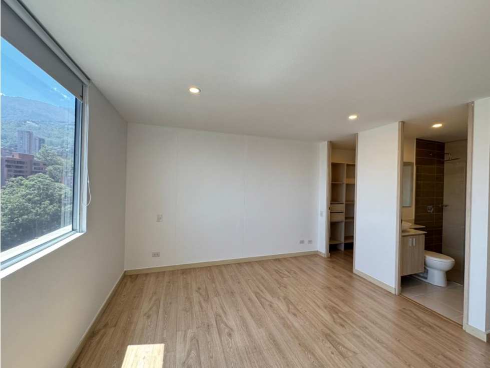 ARRIENDO APARTAMENTO POR EL TESORO — foto 4