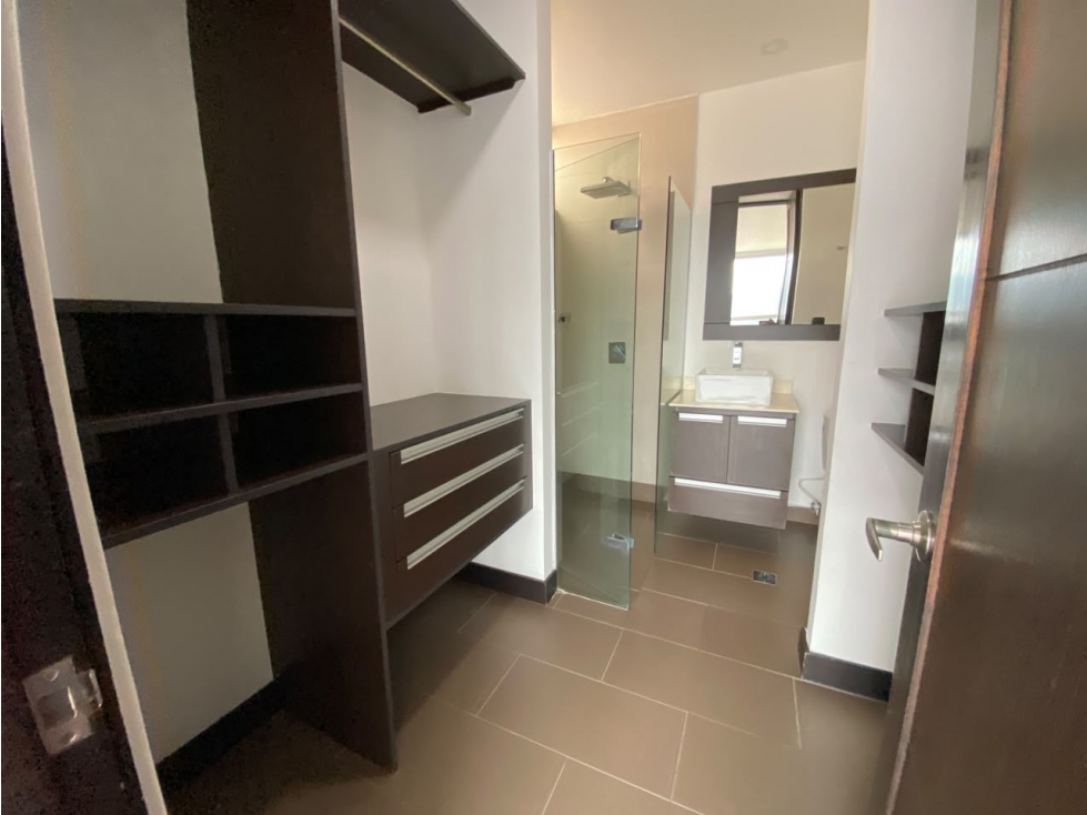 RENTO APARTAMENTO MUY ESPACIOSO EN SABANETA — foto 6