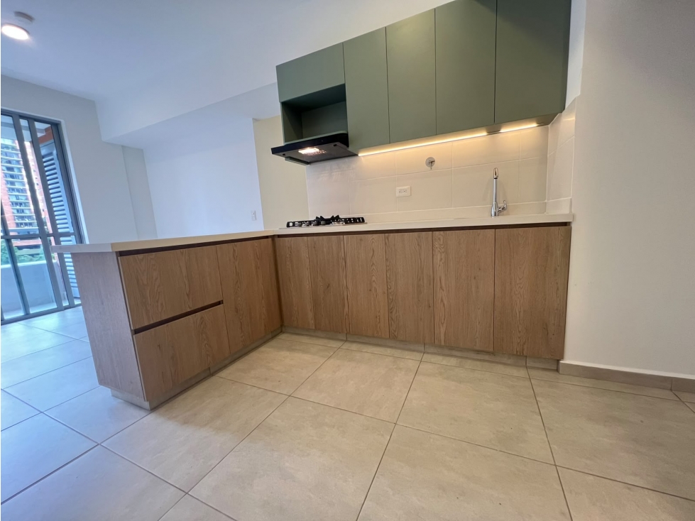 ARRIENDO APARTAMENTO ACABADOS MODERNOS SECTOR TRES ESQUINAS. — foto 3