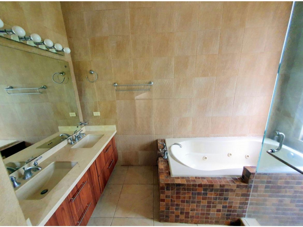 Vendo Amplia Casa en Embassy Club -Clayton — foto 2