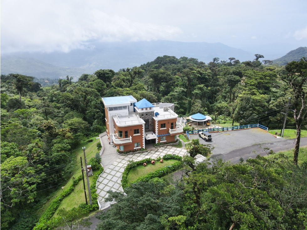Casa privada de dos pisos en lote doble en venta en Altos del María