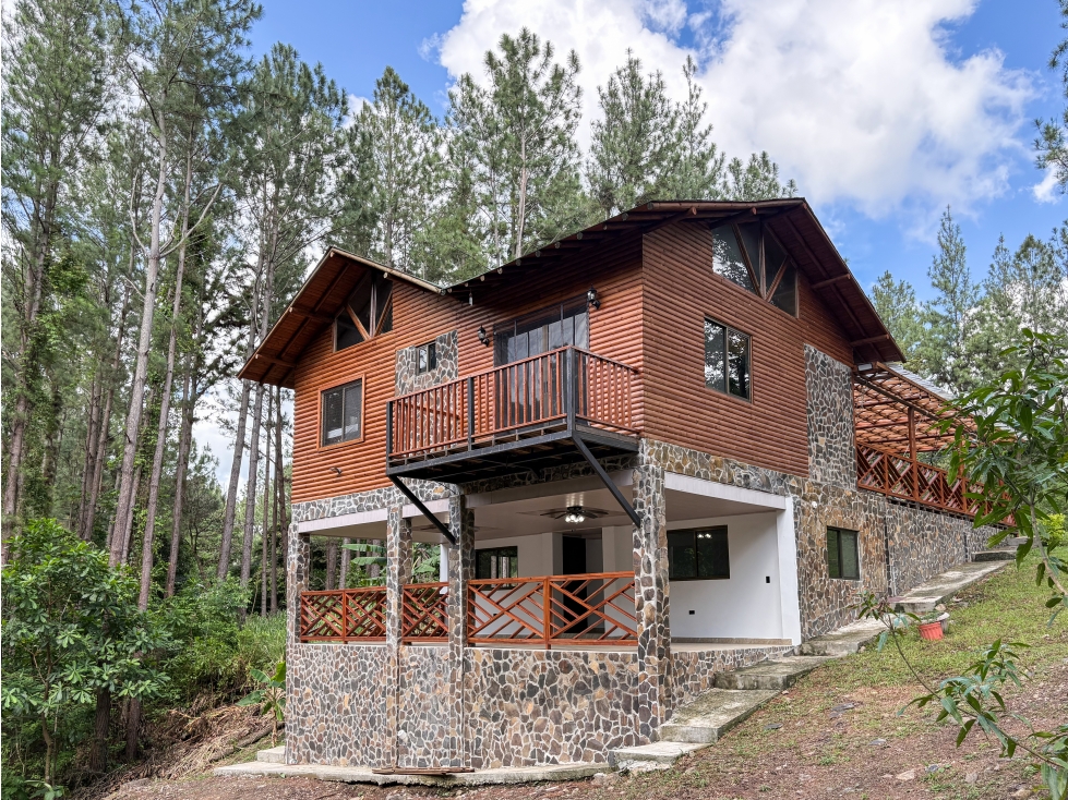 Retiro de Montaña de Madera en Venta en Altos del María