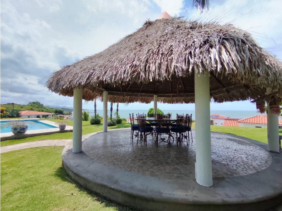 Venta de casa amoblada frente al mar