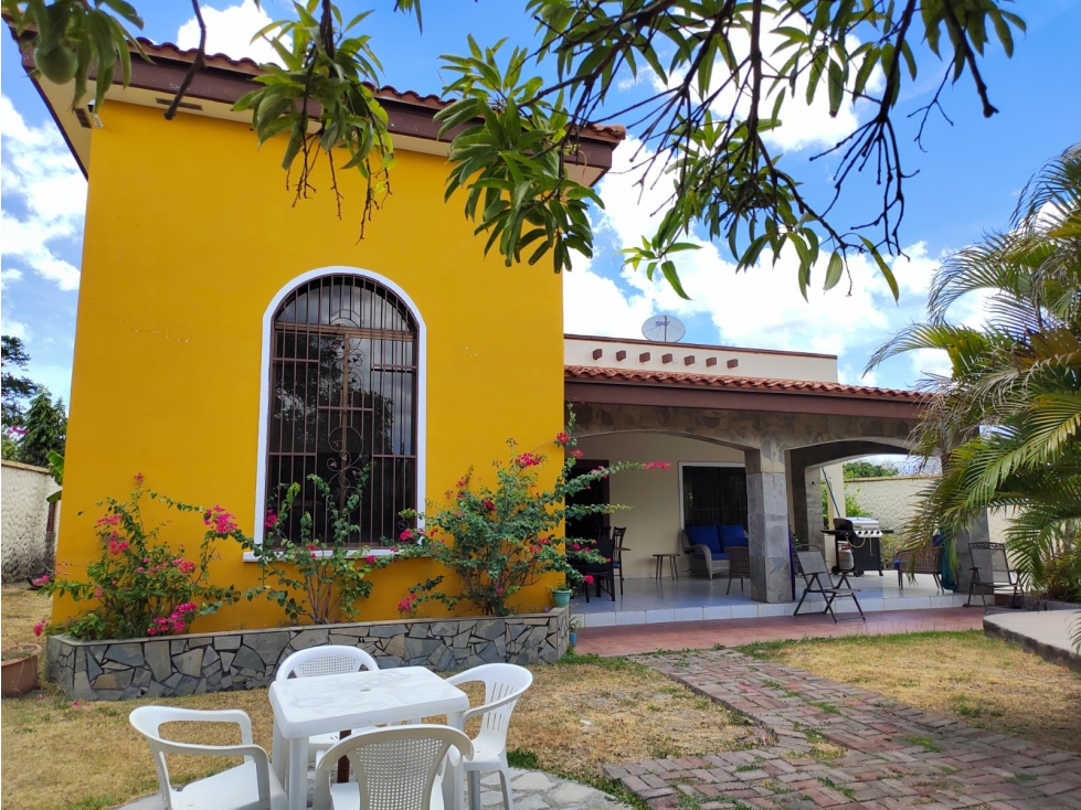 Alquiler de casa amoblada con piscina privada en Coloncito