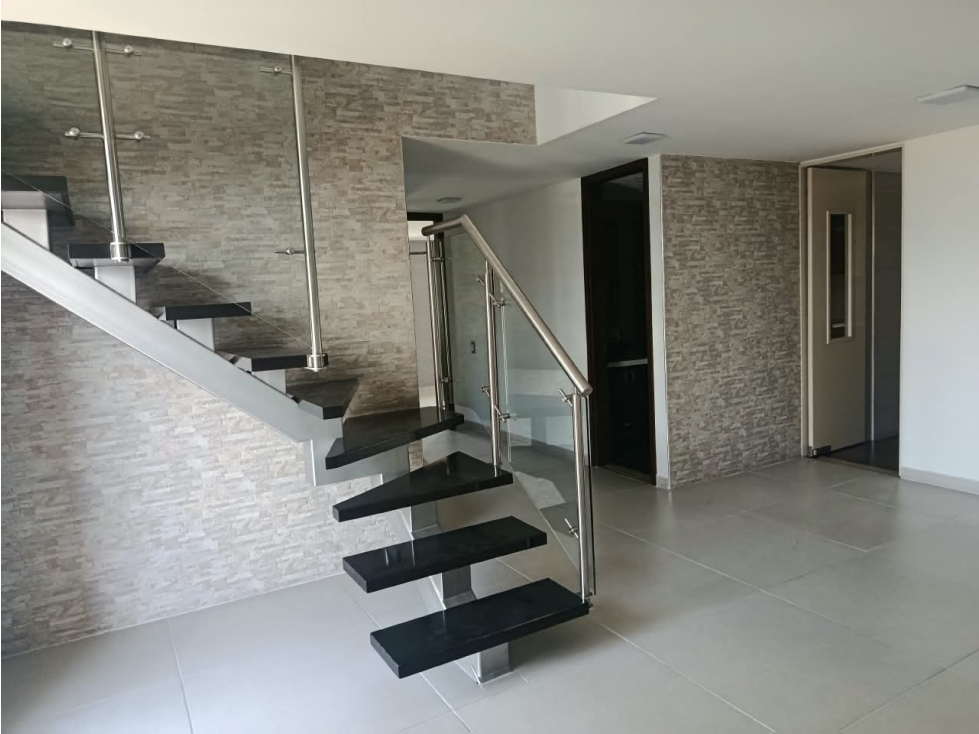 Pent-house Dúplex con Terraza de 35 m² y Vista Panorámica. — foto 4