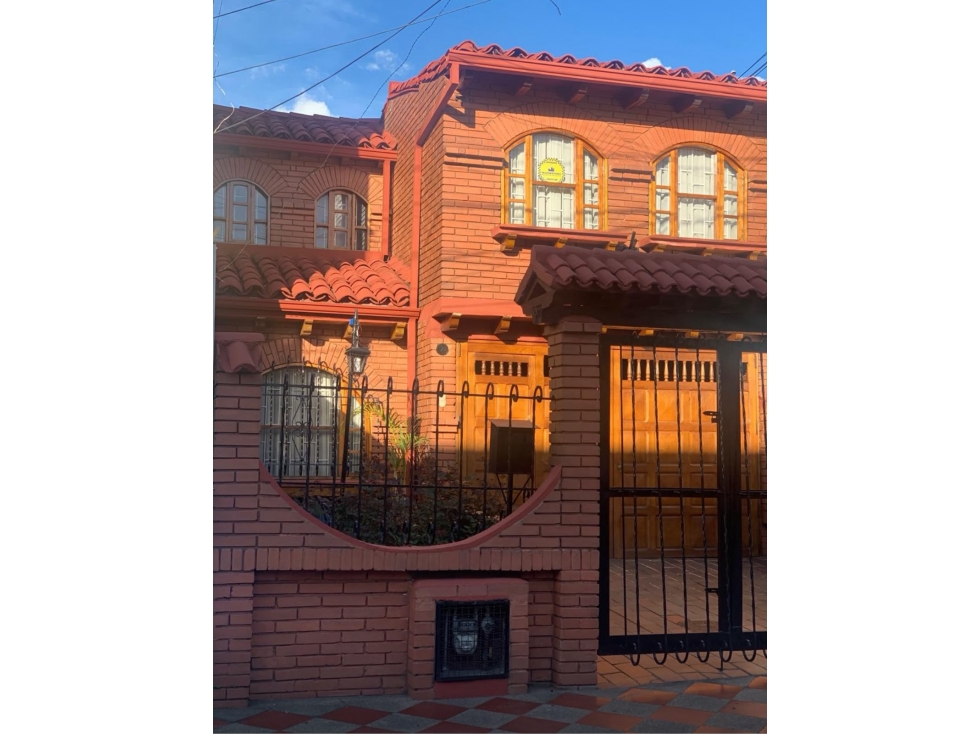 SE VENDE CASA DE 135 M2 EN EL BARRIO LOS SAUCES (PUENTE ARANDA - BTA)