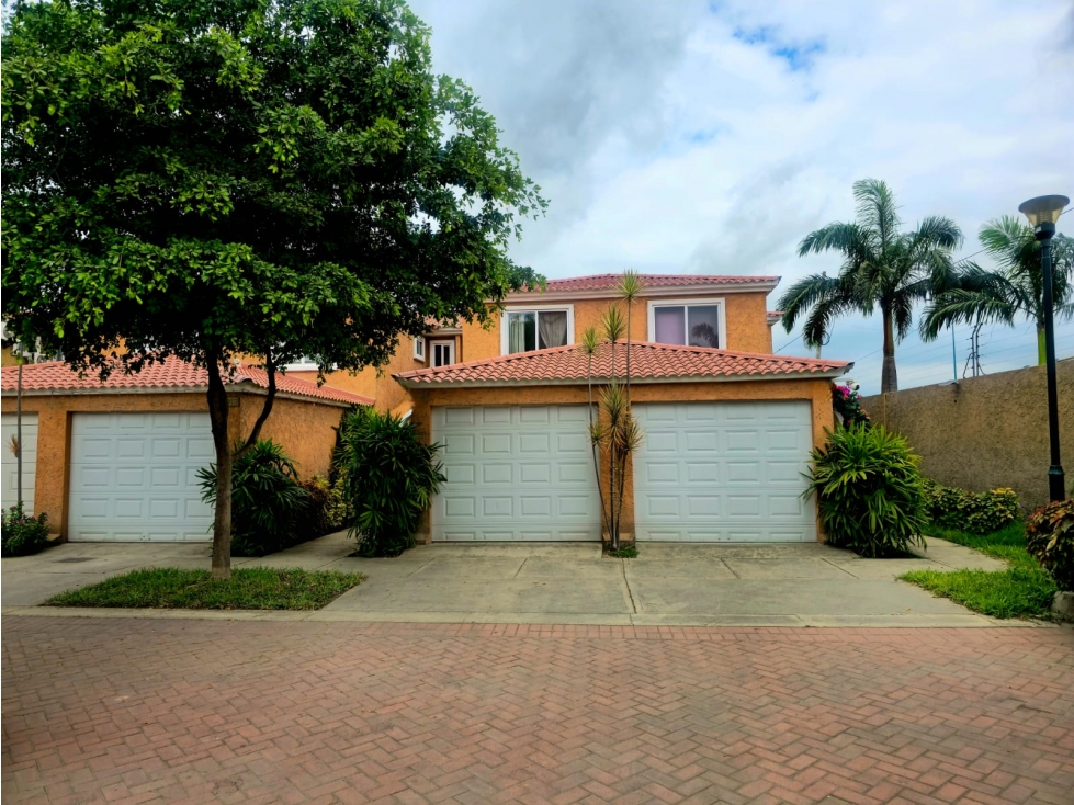 Vendo Casa dentro de urbanización Manta