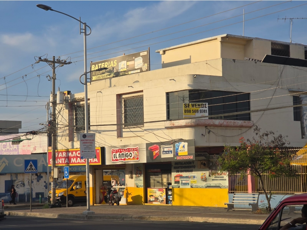 En venta propiedad comercial esquinera en Manta Av113 - 1