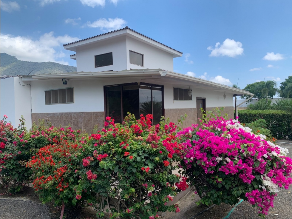 Vendo casa esquinera con piscina & generador en Montecristi Golf Club - 2