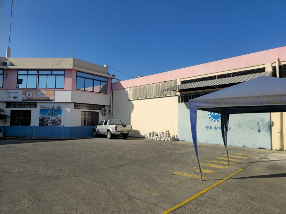 En venta propiedad comercial esquinera en Manta Av113 - 6