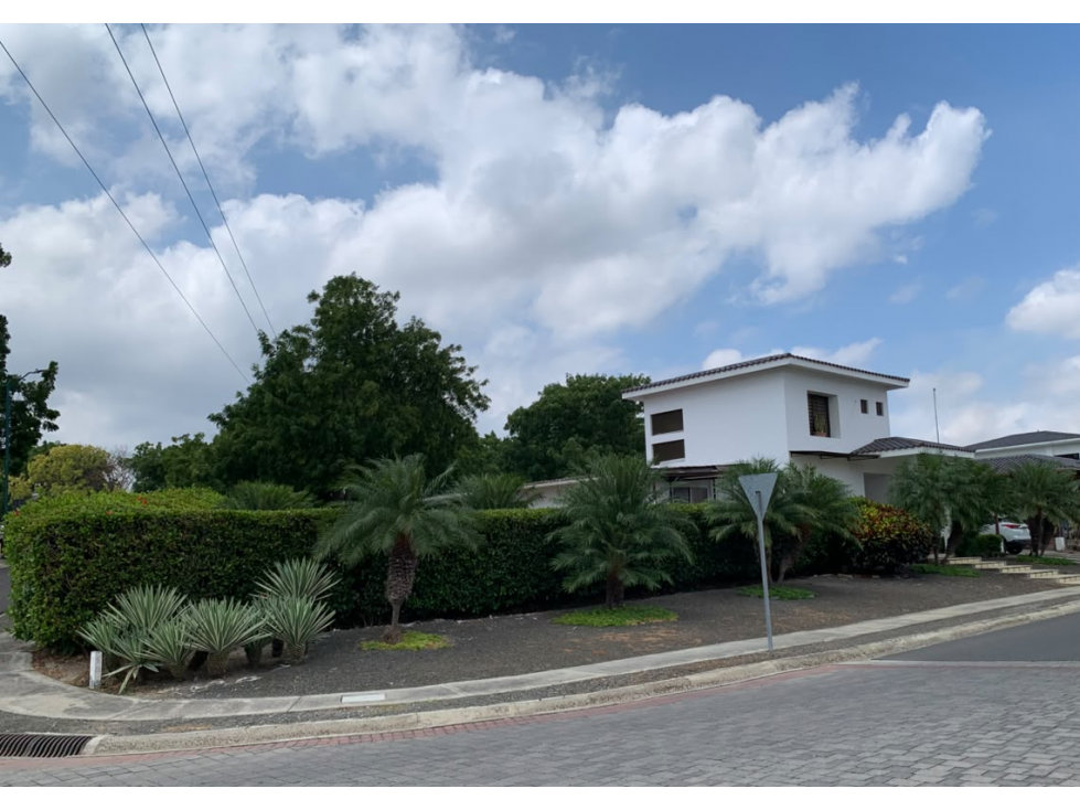 Vendo casa esquinera con piscina & generador en Montecristi Golf Club - 3