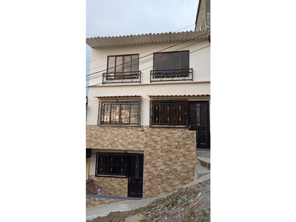 Casa con apartaestudio en venta barrio la Flora