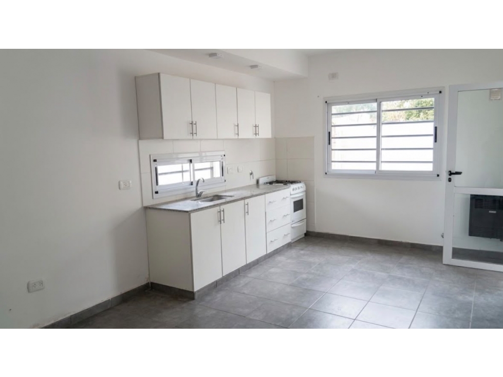 Departamento venta 1 dormitorio La Plata, cochera y patio