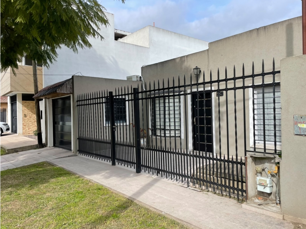 Casa a la venta en Ringuelet ubicada en 8 e 512 bis y 513 - 2