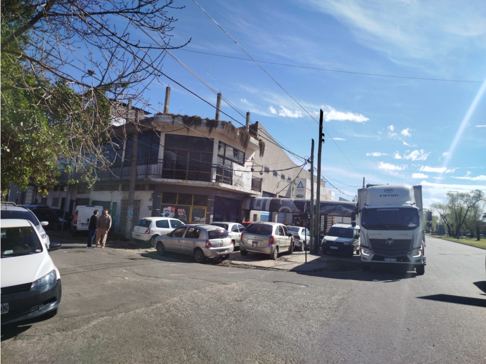 BLOQUE EN VENTA DE 3 LOCALES Y SALON DE FIESTAS CON TERRAZA EN BERNAL. - 3
