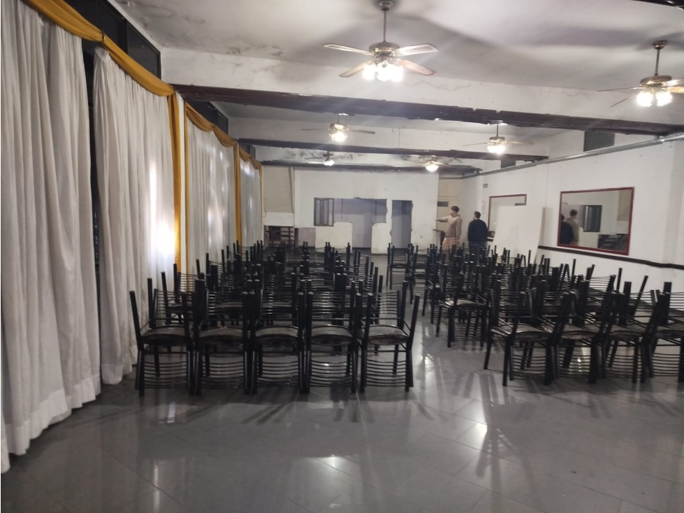 BLOQUE EN VENTA DE 3 LOCALES Y SALON DE FIESTAS CON TERRAZA EN BERNAL. - 6