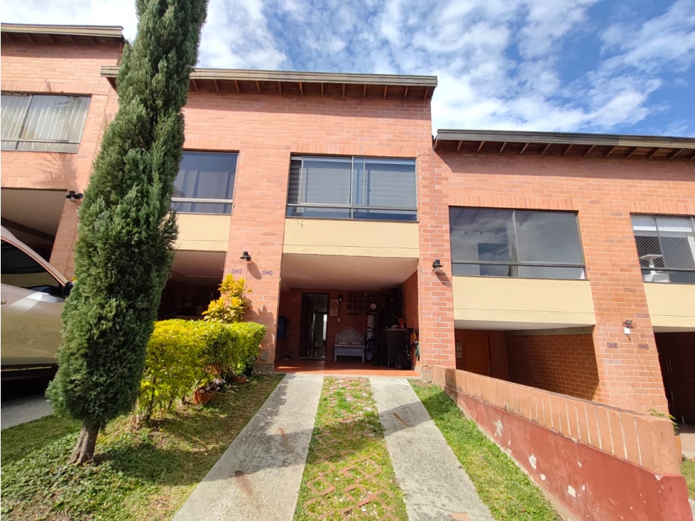 Casa en venta en Envigado | 3 habitaciones, unidad cerrada y piscina