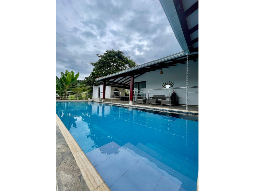 EN VENTA CASA CAMPESTRE EN EL LAGO CALIMA - 1