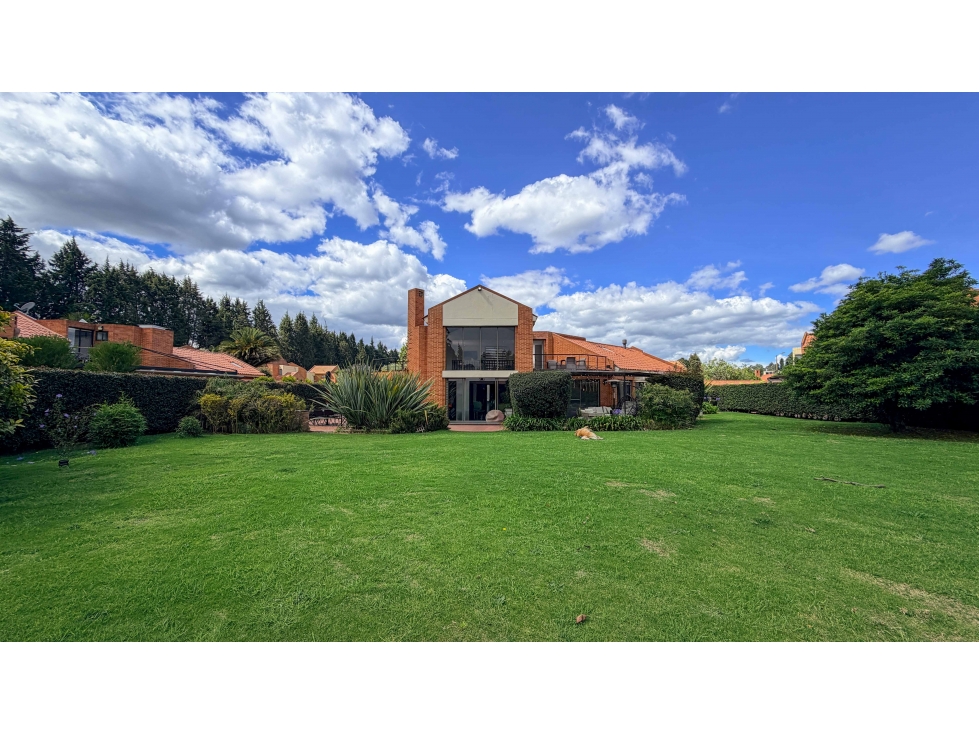 ¡CASA CAMPESTRE DE 269 M² EN LOTE DE 1.524 M² CON CANCHA DE TENIS! - 1