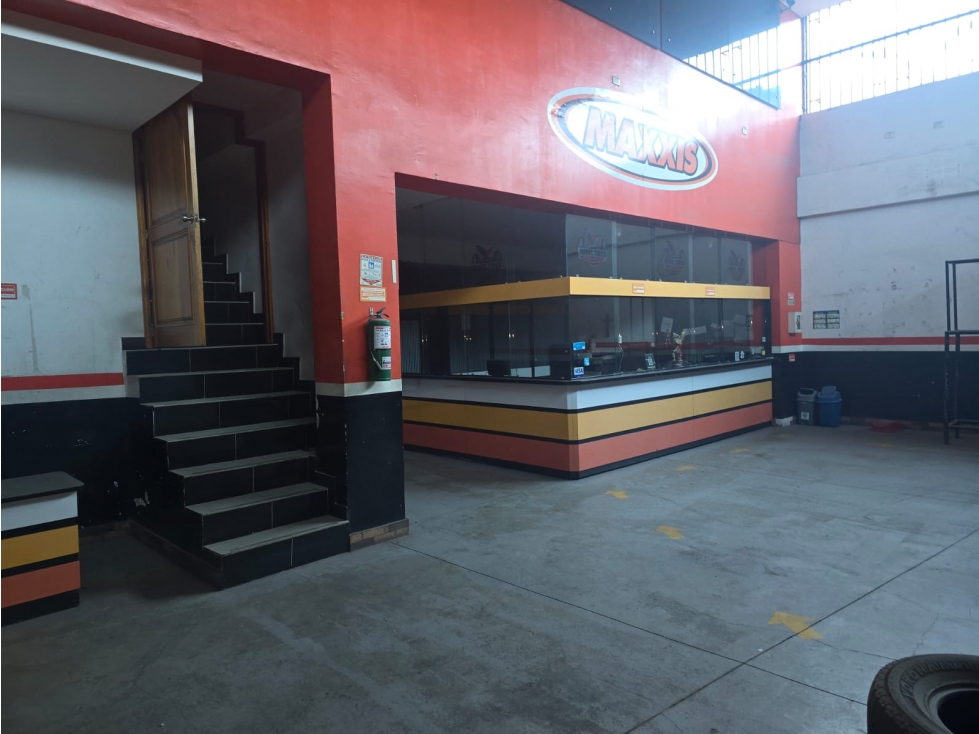 EDIFICIO COMERCIAL E INDUSTRIAL DE 2.400 M² CON ASCENSOR Y SÓTANO - 2