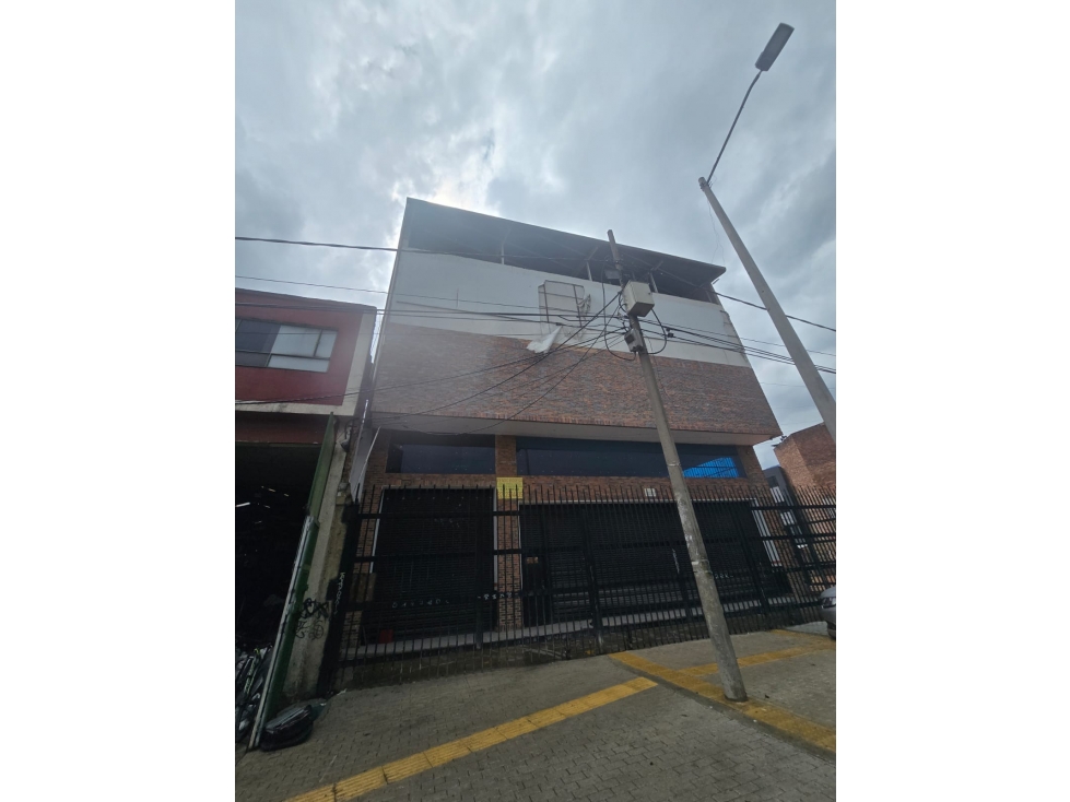 EDIFICIO COMERCIAL E INDUSTRIAL DE 2.400 M² CON ASCENSOR Y SÓTANO - 1