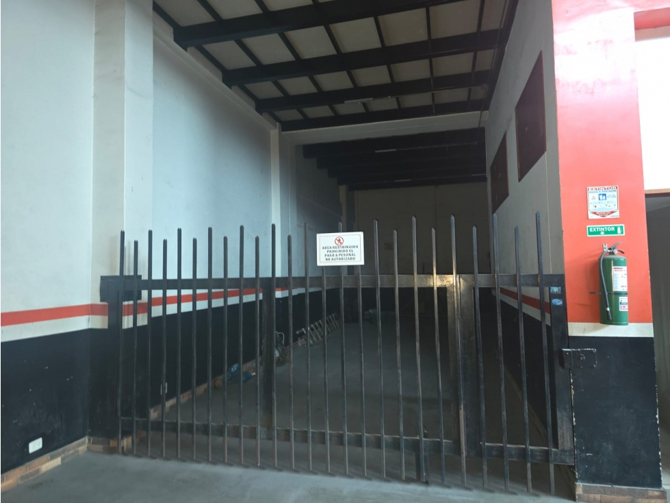 EDIFICIO COMERCIAL E INDUSTRIAL DE 2.400 M² CON ASCENSOR Y SÓTANO - 3