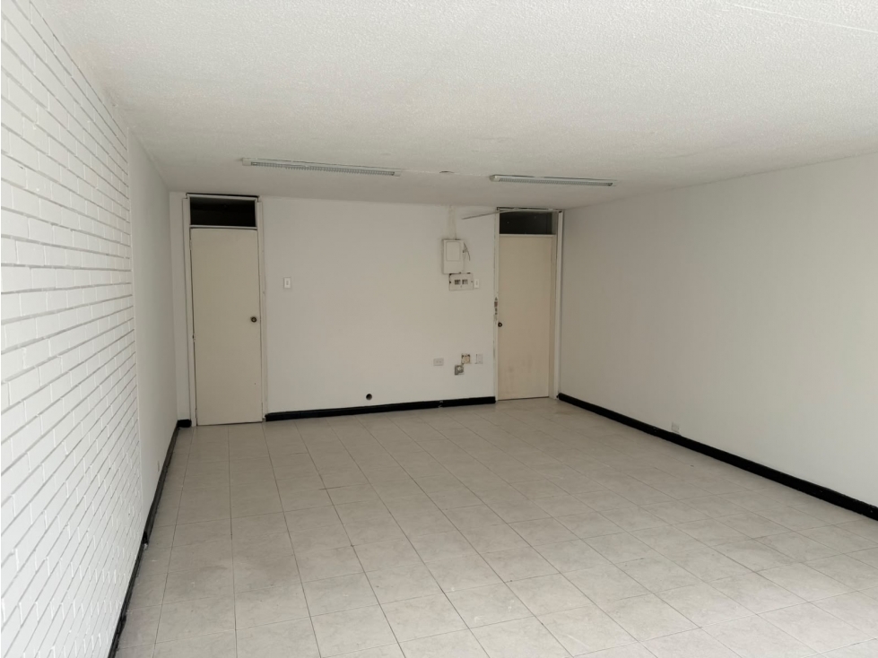 LOCAL COMERCIAL DE 44 M² CON ENTRADA Y SERVICIOS INDEPENDIENTES - 2
