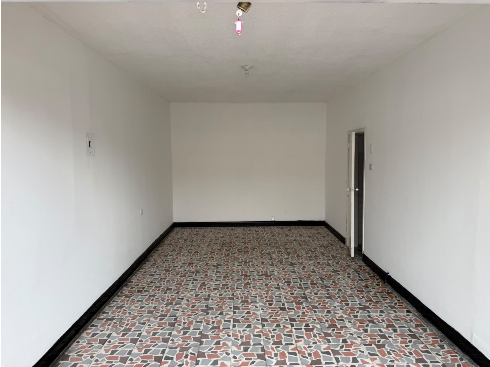LOCAL COMERCIAL DE 39 M² CON ENTRADA Y SERVICIOS INDEPENDIENTES - 2