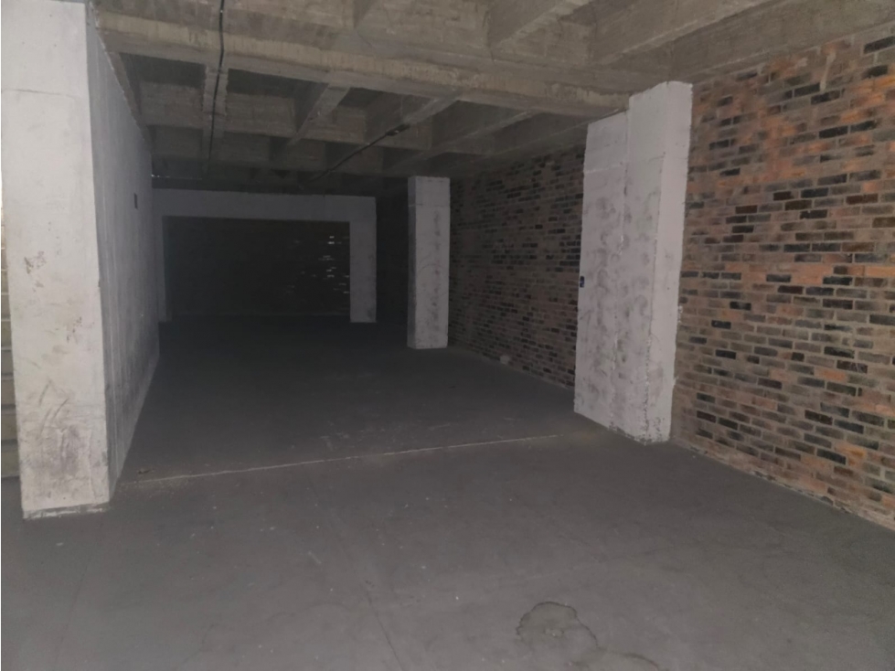 EDIFICIO COMERCIAL E INDUSTRIAL DE 2.400 M² CON ASCENSOR Y SÓTANO - 5