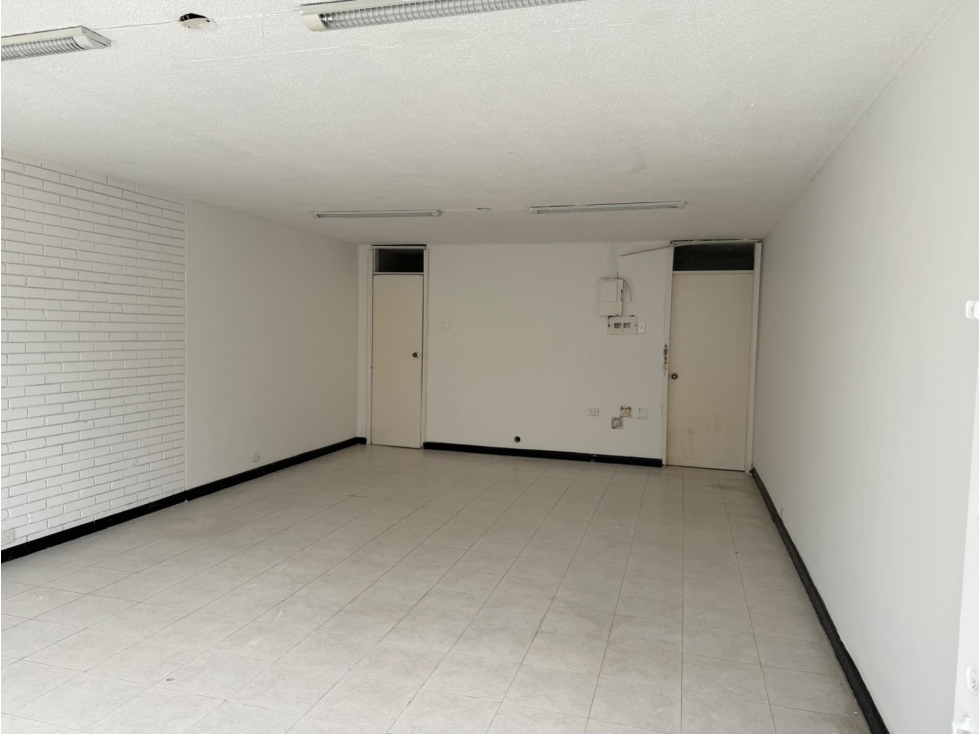 LOCAL COMERCIAL DE 44 M² CON ENTRADA Y SERVICIOS INDEPENDIENTES - 3