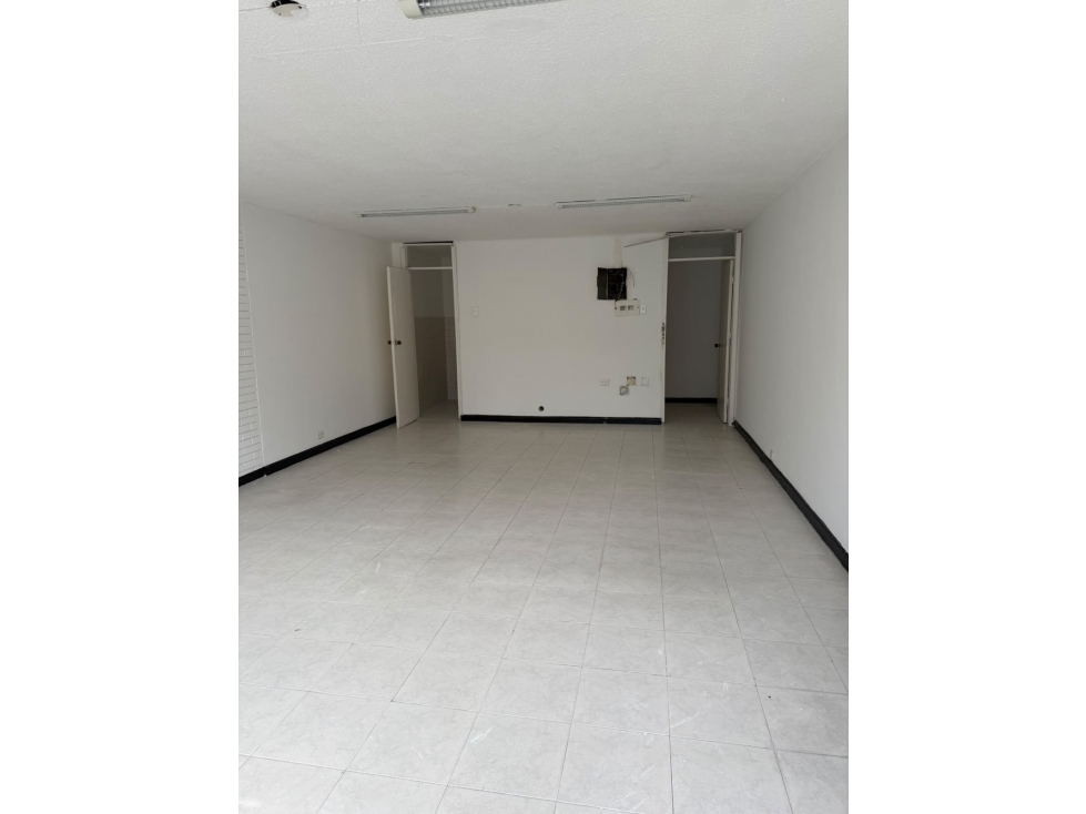 LOCAL COMERCIAL DE 44 M² CON ENTRADA Y SERVICIOS INDEPENDIENTES - 4