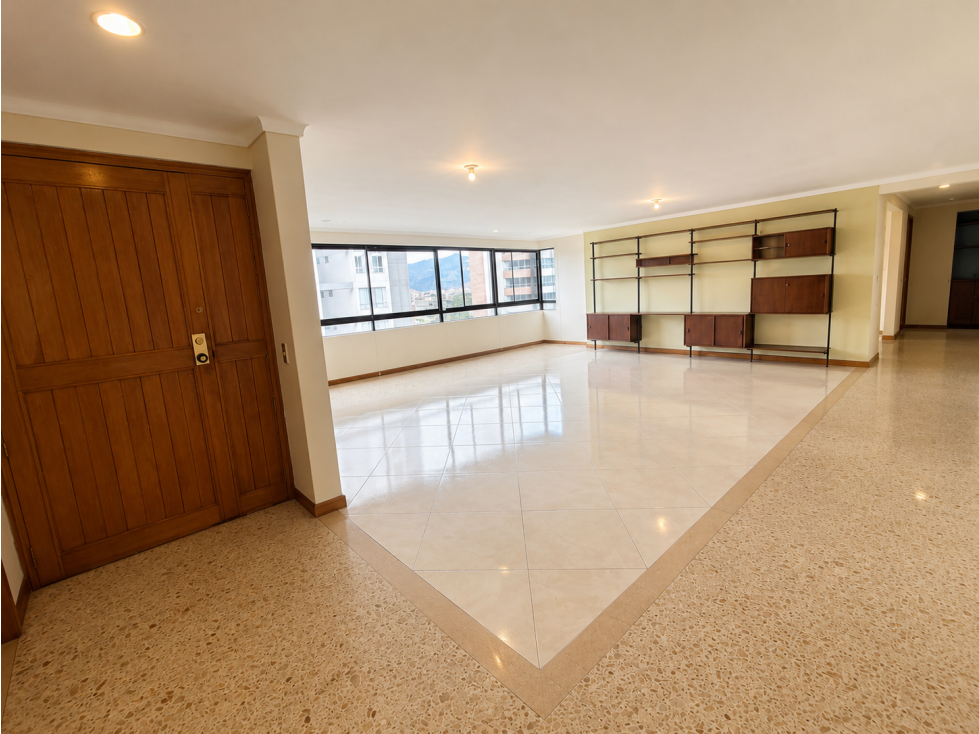 Venta de apartamento .256 m2 para remodelar en Castropol | El Poblado