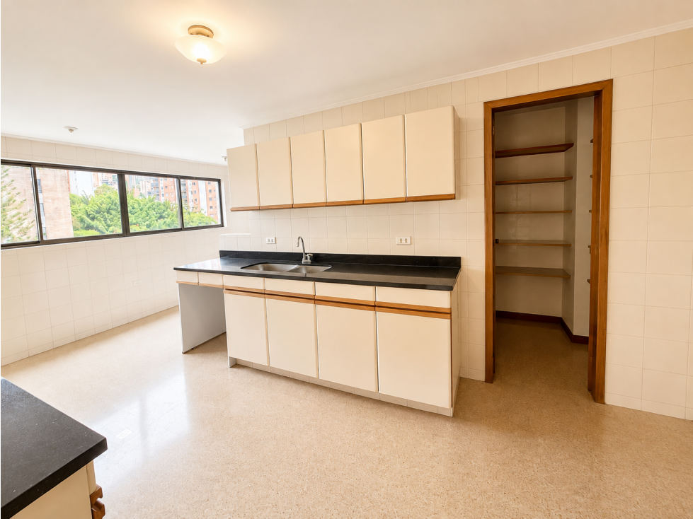 Venta de apartamento .256 m2 para remodelar en Castropol | El Poblado — foto 3