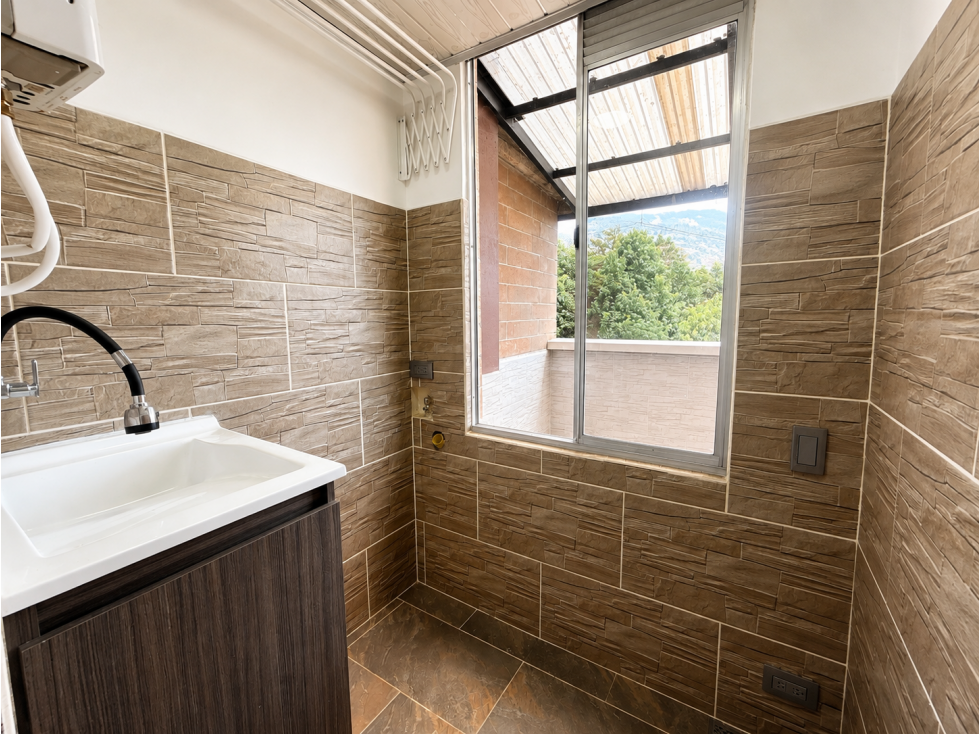 VENTA DE APARTAMENTO REMODELADO CON TERRAZA CALASANZ PARTE ALTA — foto 3