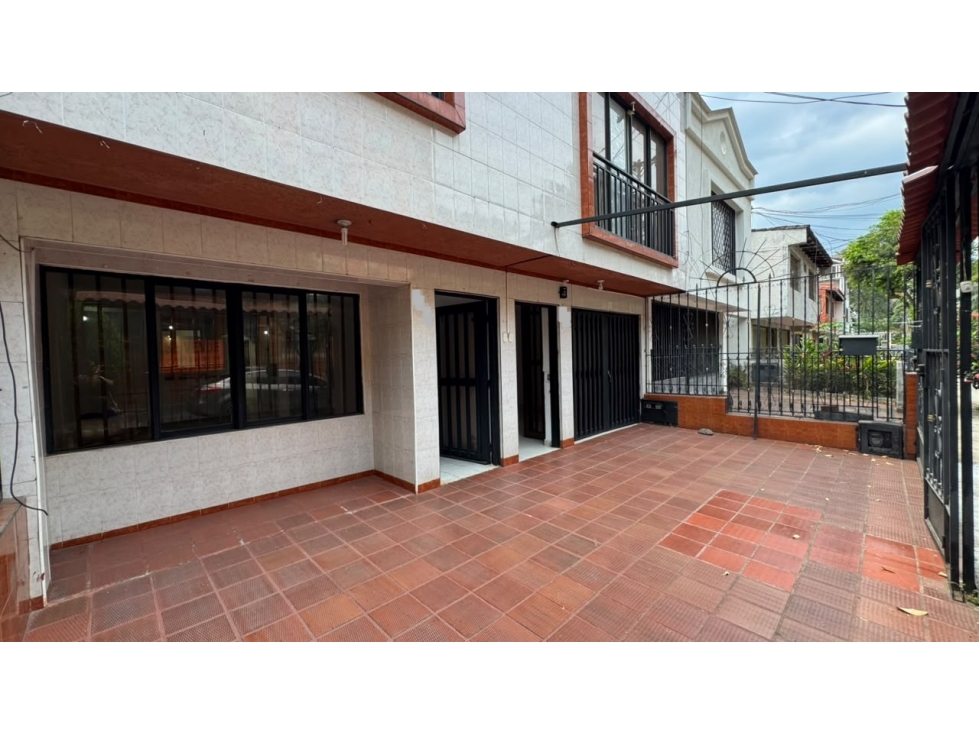 VENDO CASA DE 2 PISOS INDEPENDIENTES EN EL REFUGIO (P.Z) CW:10457131