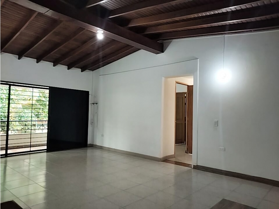 Casa de 250 m2 en venta o arriendo en Laureles cerca a la 70 — foto 2