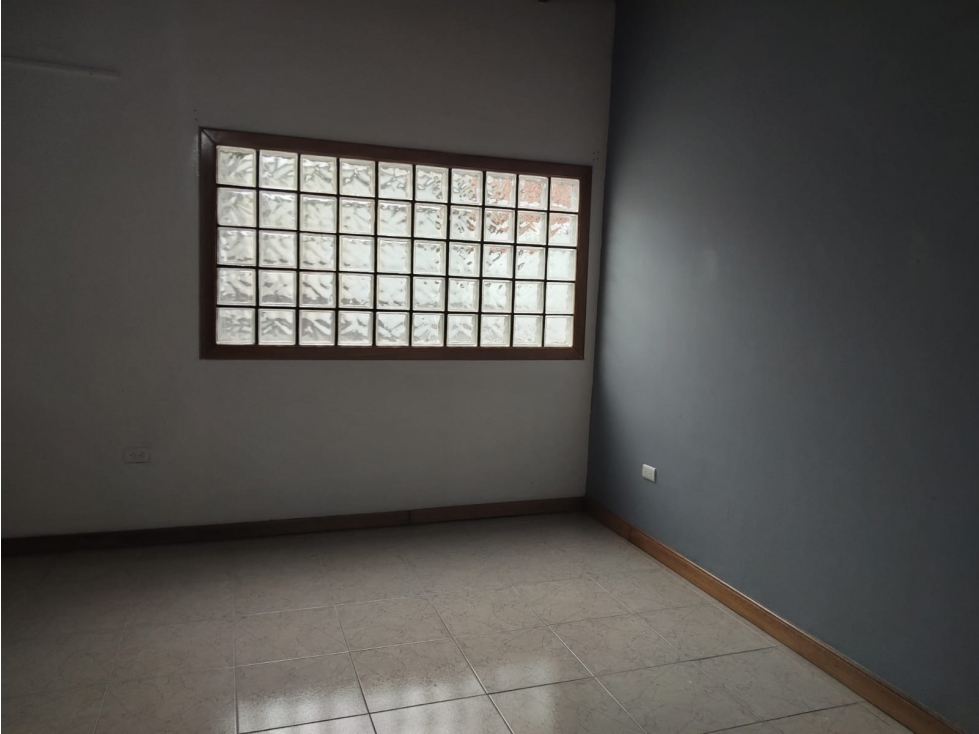 Casa de 250 m2 en venta o arriendo en Laureles cerca a la 70 — foto 3