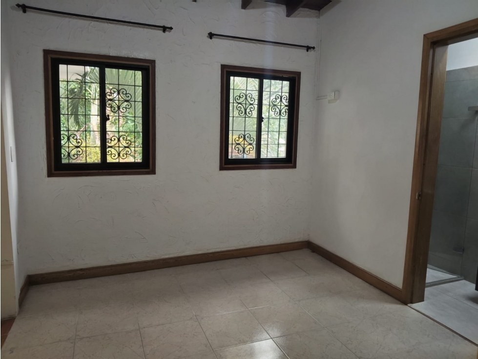 Casa de 250 m2 en venta o arriendo en Laureles cerca a la 70 — foto 5