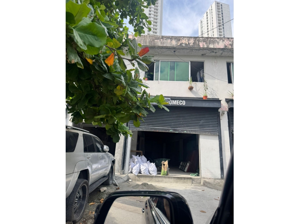 Local comercial en Parque Lefevre - 2