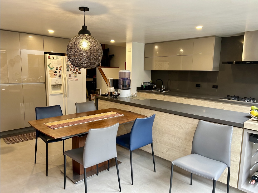 Venta de Casa remodelada en El Contador.