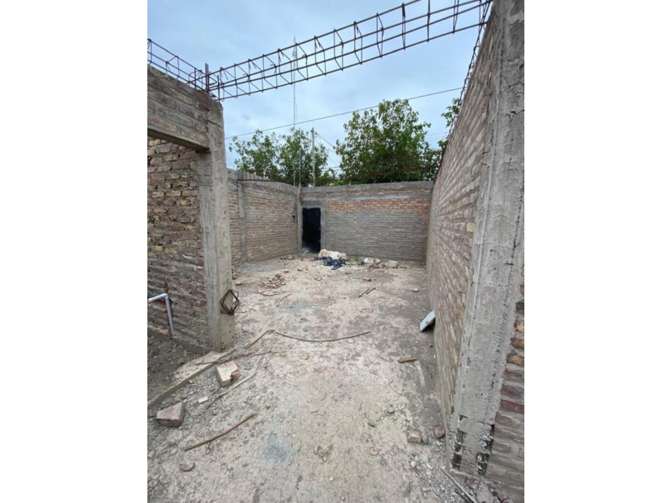 CASA EN VENTA (EN OBRA GRUESA) - RIVADAVIA