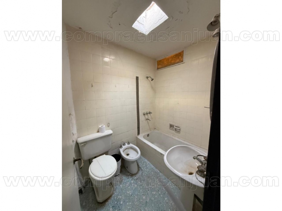 CASA EN VENTA SOBRE AV. HIPOLITO YRIGOYEN - SANTA LUCIA - 5