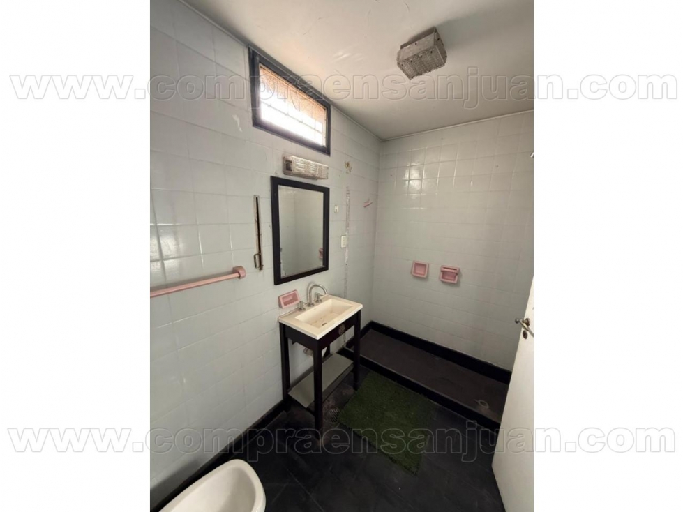CASA EN VENTA SOBRE AV. HIPOLITO YRIGOYEN - SANTA LUCIA - 6